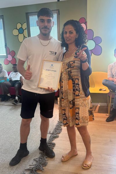 פרקליטת מחוז מרכז עו״ד רחל אבישר- אבלס עם חניך המכינה_